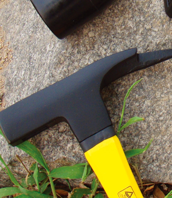 Claw hammer with fiberglass handle